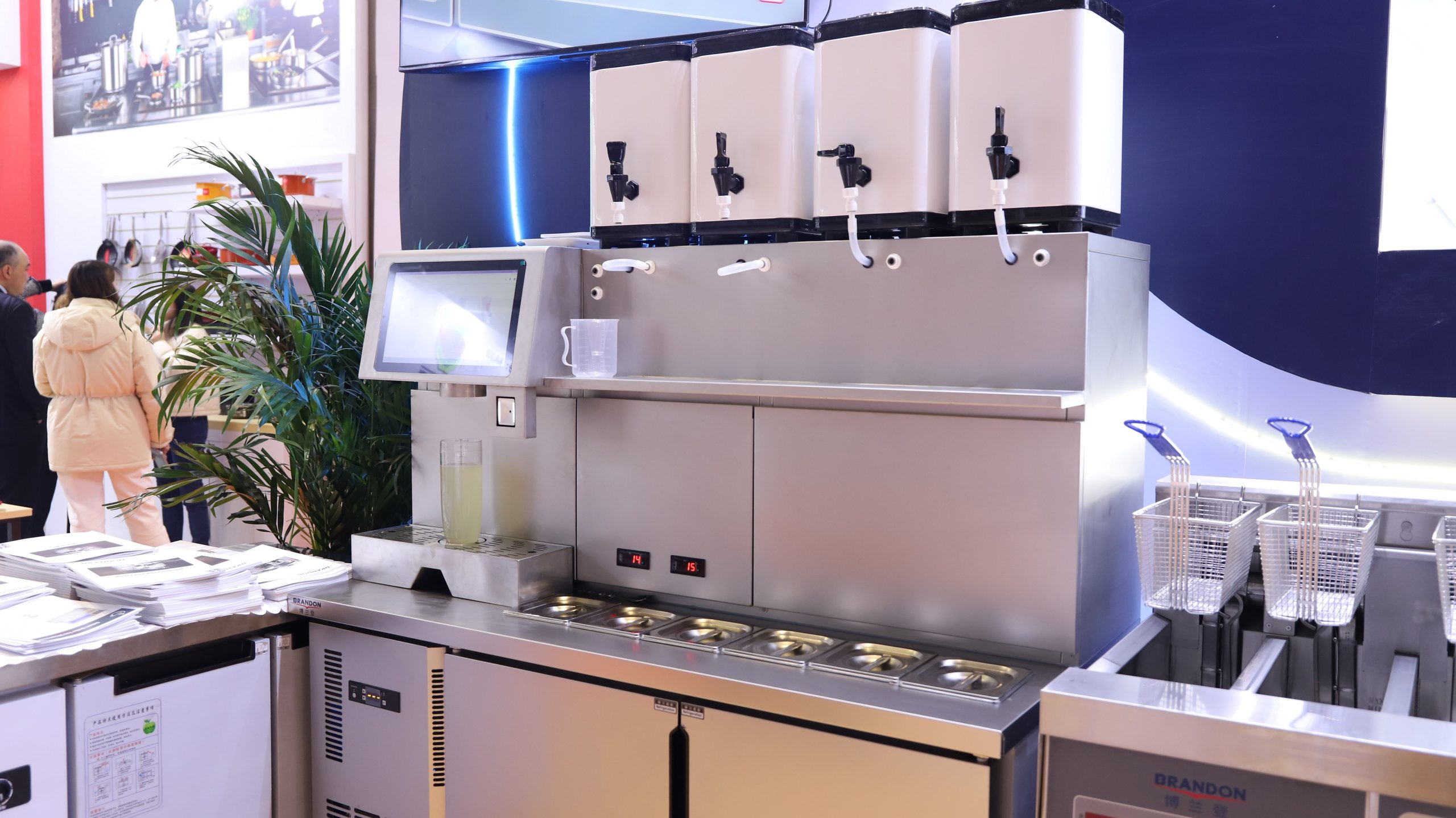 从手作到自动出杯——智能奶茶机,茶饮门店的新「标准配置」